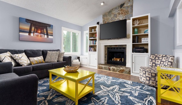 Baxter's House- Pet Friendly with Covered Boat Parking; 15 mins to Beach/D-Town