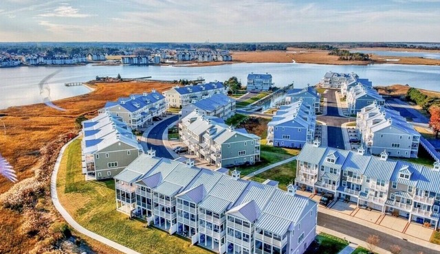 Bay access, boat slip, pool, sleeps 12, pet friendly and near the beach.