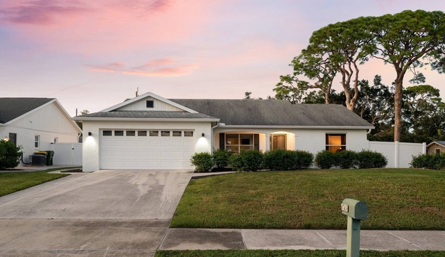 Bay Bliss Bungalow | 65" Smart TV, Lanai + Electric Bikes!