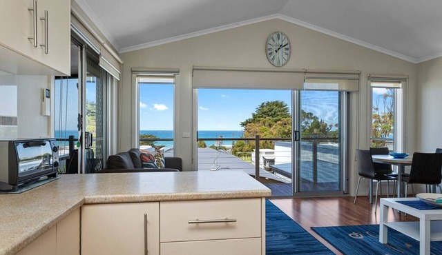 BAY BLISS CABIN - set in a popular caravan park