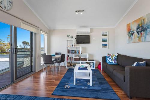 BAY BLISS CABIN - set in a popular caravan park