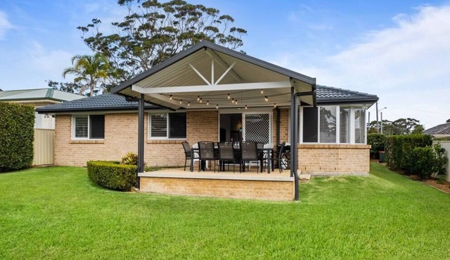 Bay Breeze - An impressive Family Home within walking distance to Bateau Bay bea