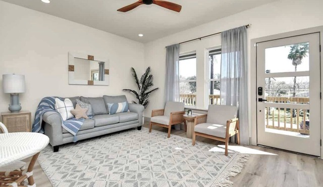 Bay Breeze Bungalow - Game Room & Pet Friendly