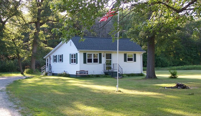 Bay Breeze Cottage - 4 Season Fully Outfitted Vacation Getaway!