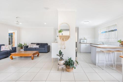 Bay Breeze - Easygoing Beachside Living for Families