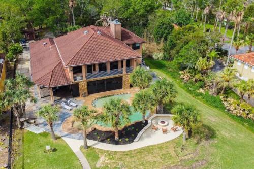 Bay Breeze Estate - Heated Pools, Private Pier & Walk to the Kemah Boardwalk