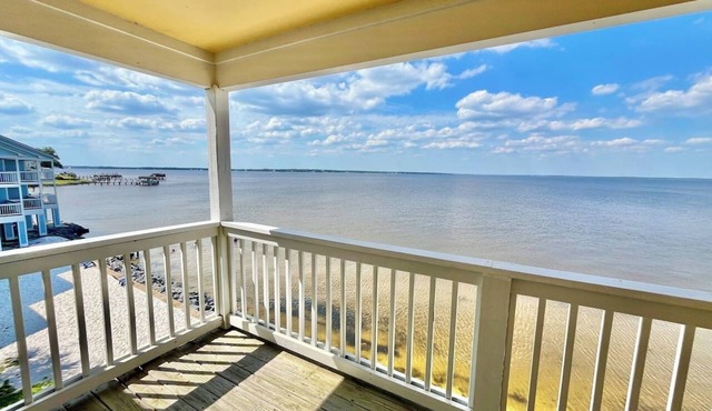 Bay Breeze: Gorgeous Waterfront Unit with Kayaks!