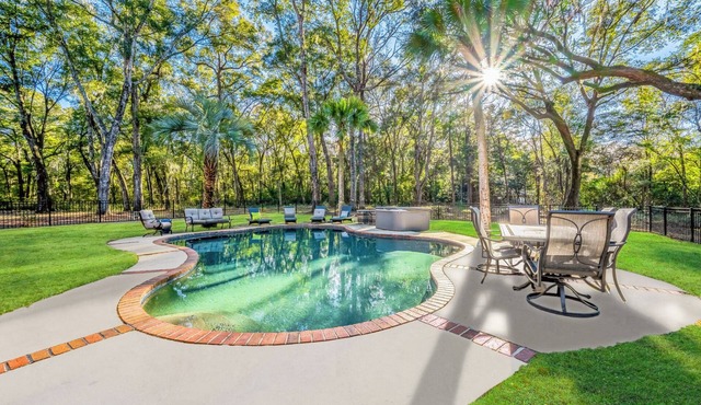 Bay Breeze Manor: Waterfront, Pool & Hot Tub, Game Room!