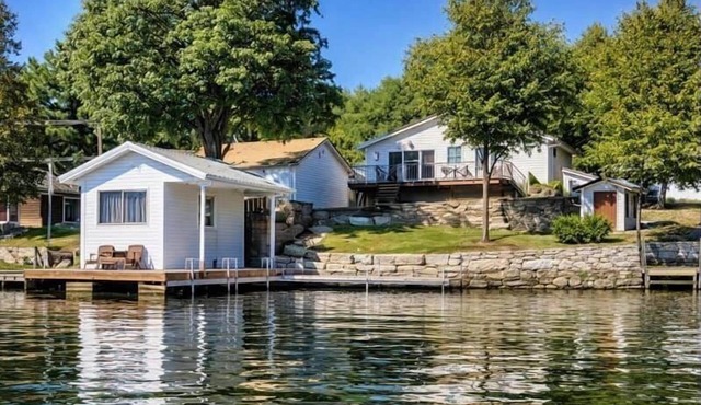Bay Breeze | Waterfront Cottage on Sand Lake