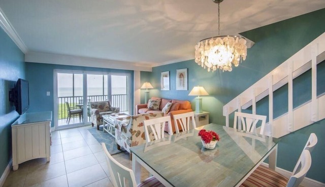 Bay Breezes, Close to Beach, Pools & Water Views from Large Screened Balcony