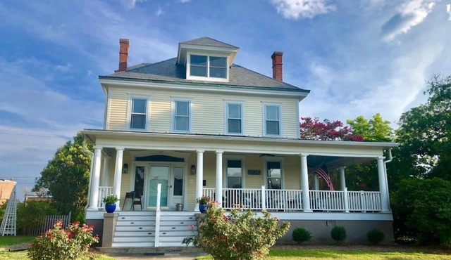 "Bay Charles” Beautiful Bayside Retreat steps from Cape Charles Beach