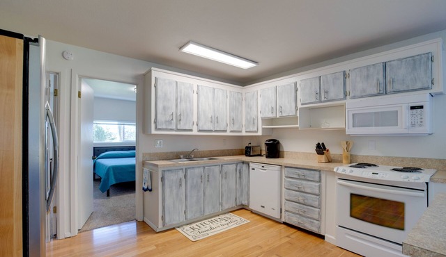 Bay City Vacation Rental Escape ~ 5 Mi to Marina!