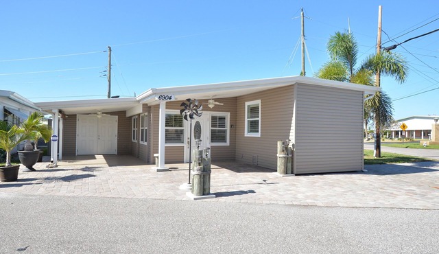 Bay Cottage - 940 sq Ft! Luxury for Your Stay - 30 Day Rental - 55+ Community