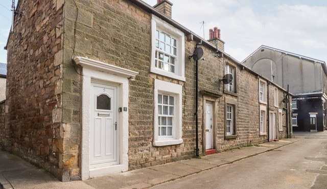 BAY COTTAGE NO 5, family friendly, with a garden in Morecambe