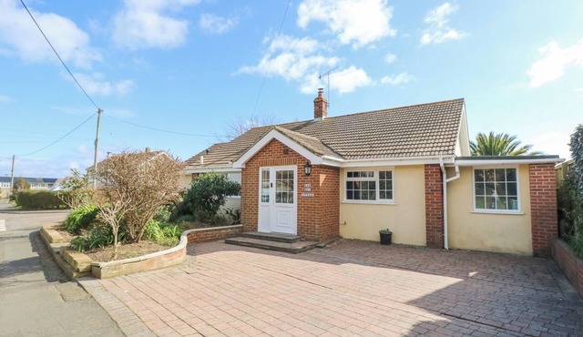 BAY COTTAGE, pet friendly, character holiday cottage in Bembridge