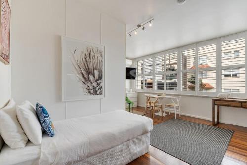 Bay Court III - Spacious Studio near Hayes Beach