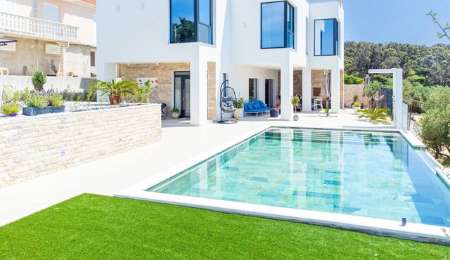 Bay Diamond Villa with seaview