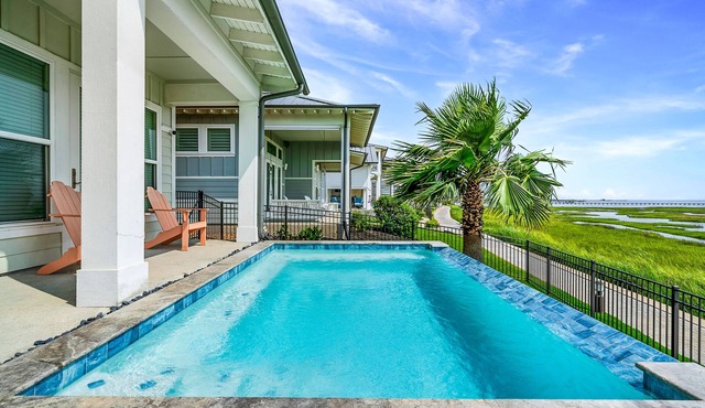 Bay escape with private heated pool, water view, loft & fast WiFi