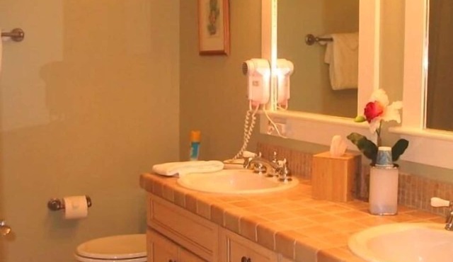 Bay facing, end unit in the Grande! Baytowne Wharf Village