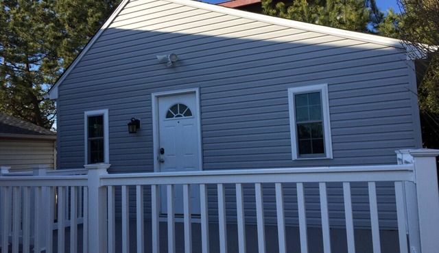 Bay Front Cottage in Historic Townbank