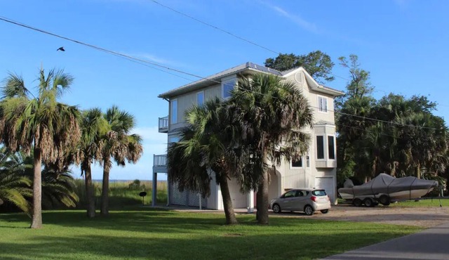 Bay Front Home, Historic South Side with Elevator, Sleeps 6, Close to Downtown