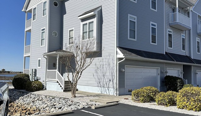 BAY FRONT HOME WITH AMAZING VIEWS. MINUTES TO THE BEACH AND STEPS TO THE POOL