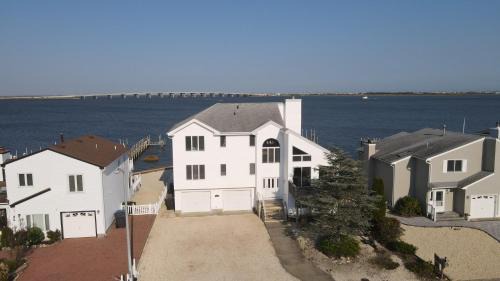 Bay Front Home - Watch the sun rise over LBI. Pier for Boat/Swim/SUP/Kayak/Crab