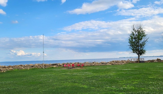 Bay front property! Family friendly and just 30 minutes to Green Bay!