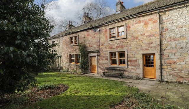 BAY HORSE FARM, family friendly, character holiday cottage in Skipton