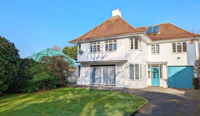 Bay House, Aldwick Bay - sleeps 7 guests in 4 bedrooms