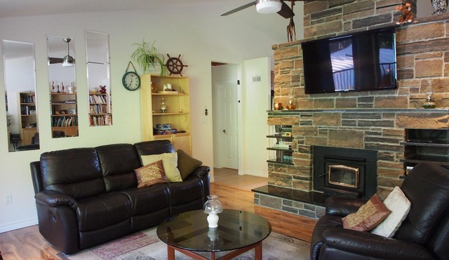 Bay House at Prinyers - Prince Edward County Private Waterfront