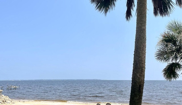 BAY HOUSE - Steps to its own Private Beach - Amazing Sunsets on the Water