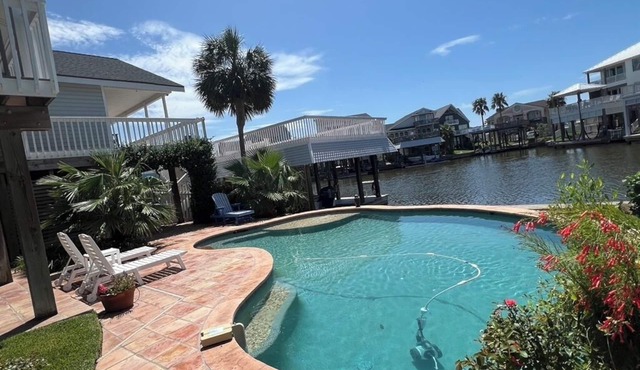 Bay House with Private Pool, Fishing, Kayaking & Sun Fun. Quiet neighborhood.