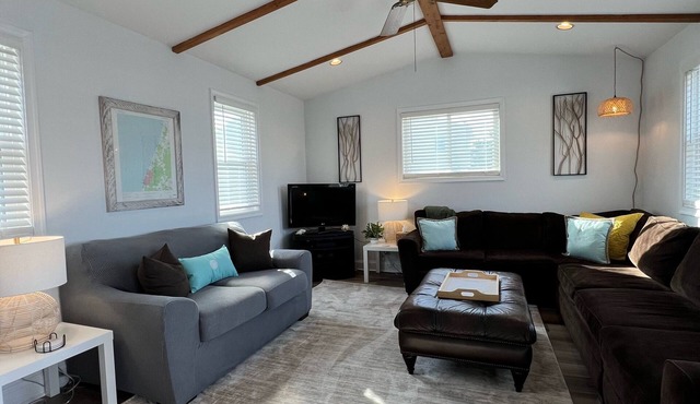 Bay La Vie Bungalow: Family Fun, Poolside Bliss, Beach Steps Away, Sunset Views