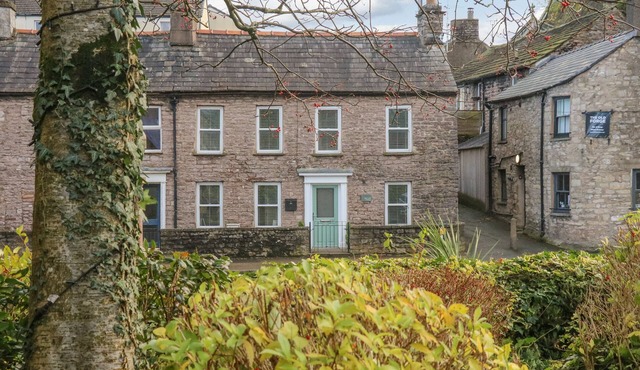 BAY LEAF COTTAGE, family friendly, with open fire in Kirkby Stephen
