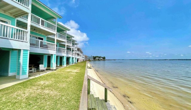 Bay Paradise: Paddle Boards, Kayaks, & Waterfront!