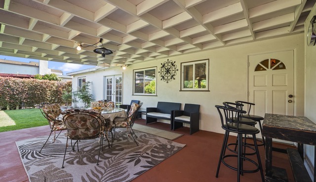 Bay Park Garden Dream - Central Location, AC, Washer/Dryer & Private Yard!