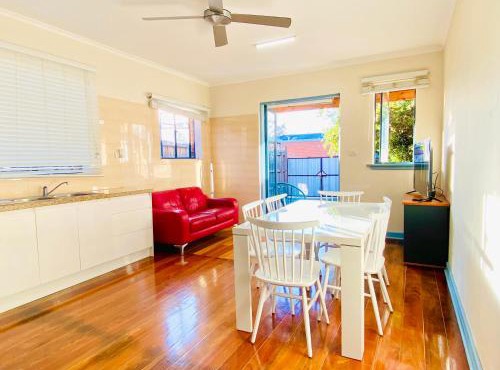 Bay Rd Kids & Pet Friendly Free Parking