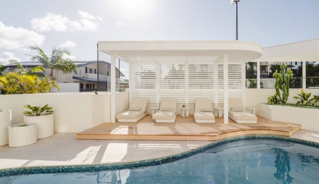 Bay Royal Apartment 2 - Opposite Main Beach & Heated Pool!