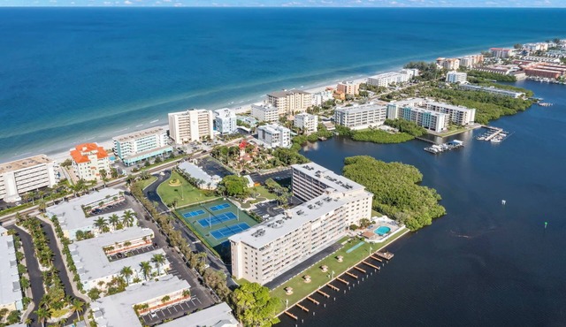 BAY SHORES YACHT AND TENNIS CLUB 207 RENOVATED AND ACROSS THE STREET FROM BEACH