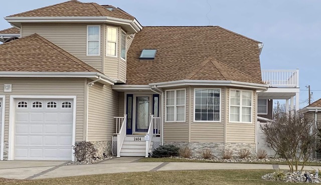 Bay side house just three blocks to the Beach