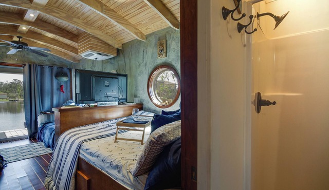 Bay St Louis Houseboat 6 Mi to Old Town & Beach!