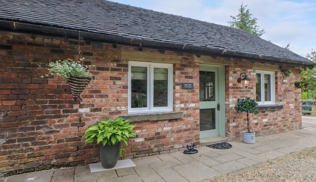 BAY TREE COTTAGE, pet friendly, with a garden in Belper