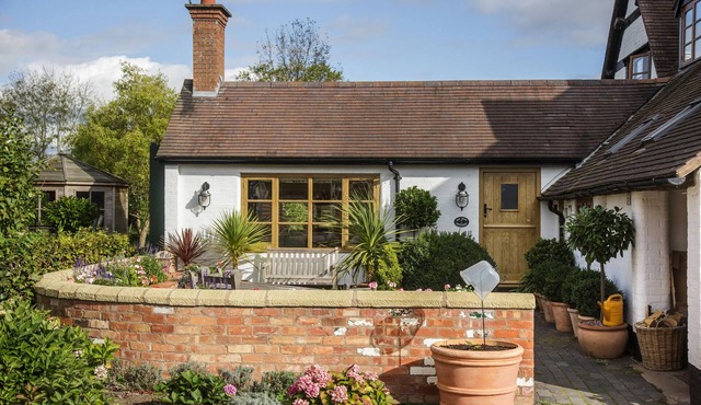 BAY TREE COTTAGE, pet friendly, with a garden in Droitwich Spa