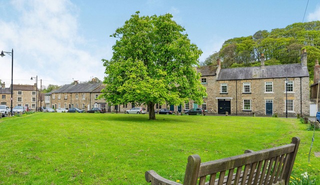 BAY TREE COTTAGE, pet friendly, character holiday cottage in Richmond