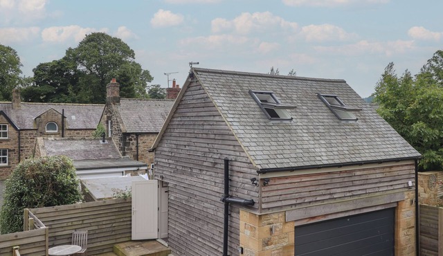 BAY TREE STUDIO, romantic, with a garden in Alnmouth