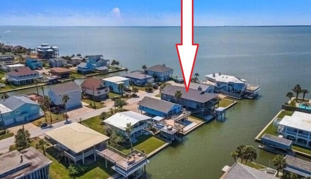 Bay View & Canal Home in Sea Isle,sleeps 11, 1/2 mile to beach/restaurant/marina