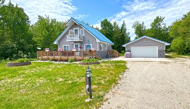 Bay View Chalet On Whitefish Bay, (3 bed/2 bath)