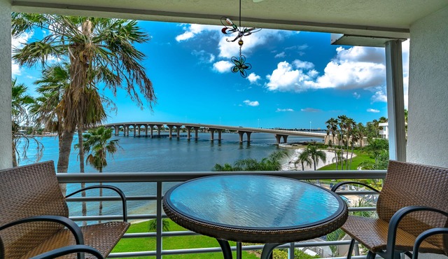 Bay View Condo - Balcony Dining, Resort Pool + Hot Tub Access