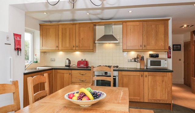 BAY VIEW COTTAGE, family friendly, with open fire in Flookburgh